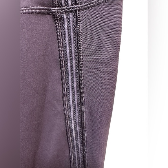NWOT LULULEMON PURPLE LEGGINGS WITH LACE STRIPED DETAIL SIZE 6 - Picture 2 of 5